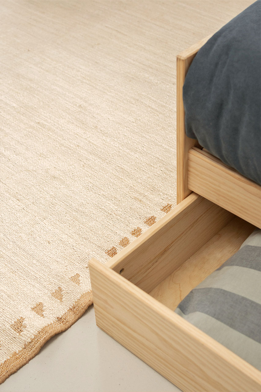 Imagen de ambiente 3 para:Cama doble  de madera de pino con caj&oacute;n de almacenaje
